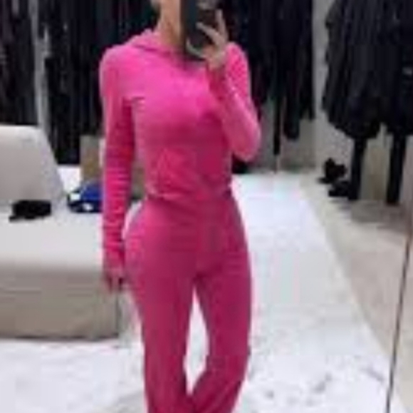 SKIMS pink velour tracksuit - Picture 3 of 12